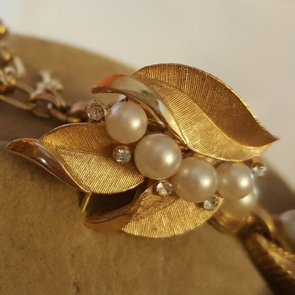 Vintage Trifari Pearl & Brushed Gold Designer Set Necklace, Earrings & Bracelet - Picture 8 of 10